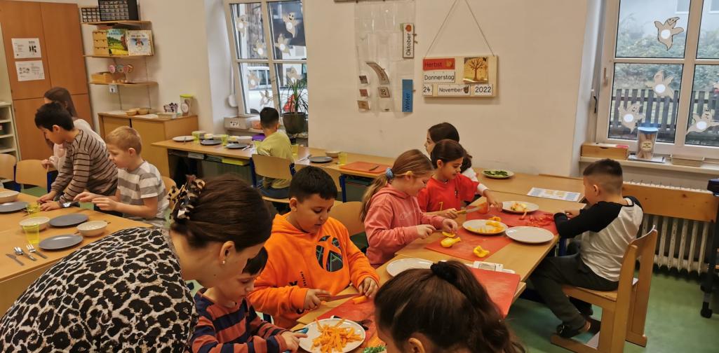 Kinder der 2d Klasse beim gesunden Frühstück