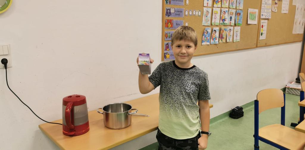 Kinder der 2d Klasse beim gesunden Frühstück