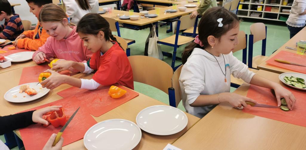 Kinder der 2d Klasse beim gesunden Frühstück