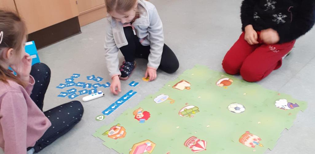 Kinder programmieren die TinyRobots
