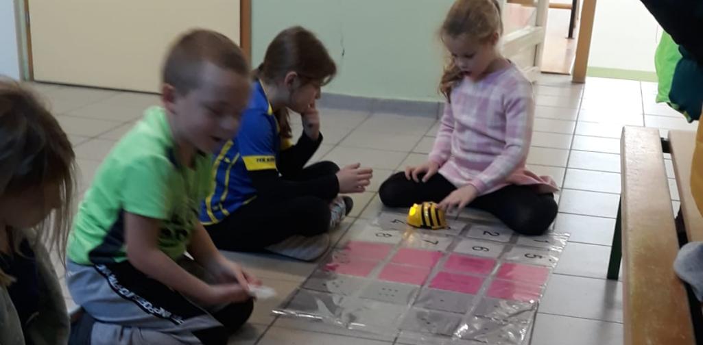 Kinder programmieren die BeeBots