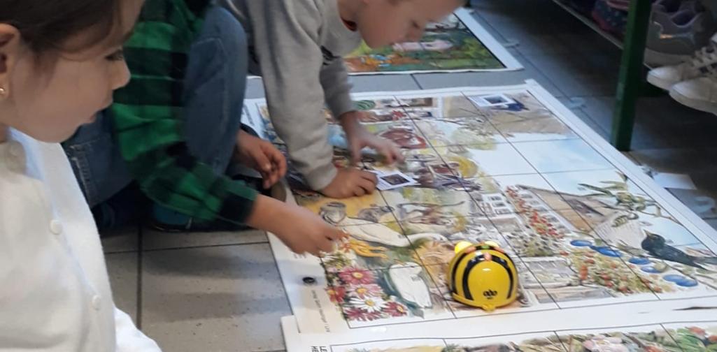 Kinder lassen die BeeBots auf den früheren Wandbildern fahren