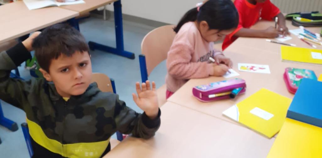 Kinder basteln einen Nikolaus