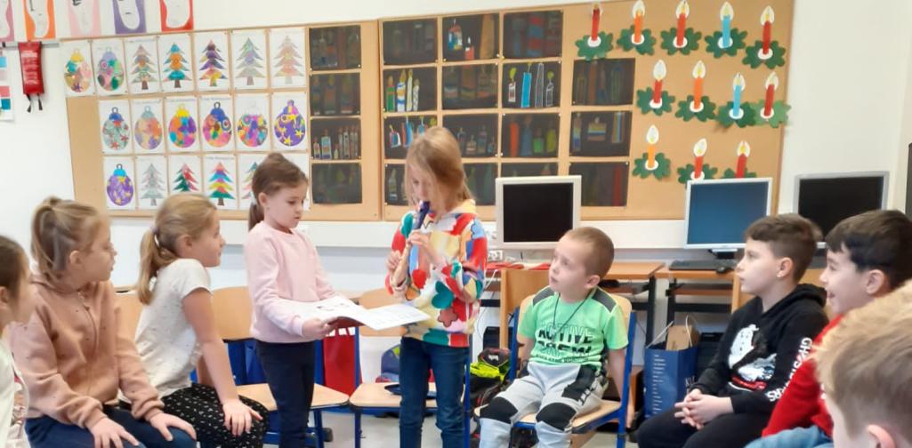 Adventgeschichte wird im Sitzkreis vorgelesen