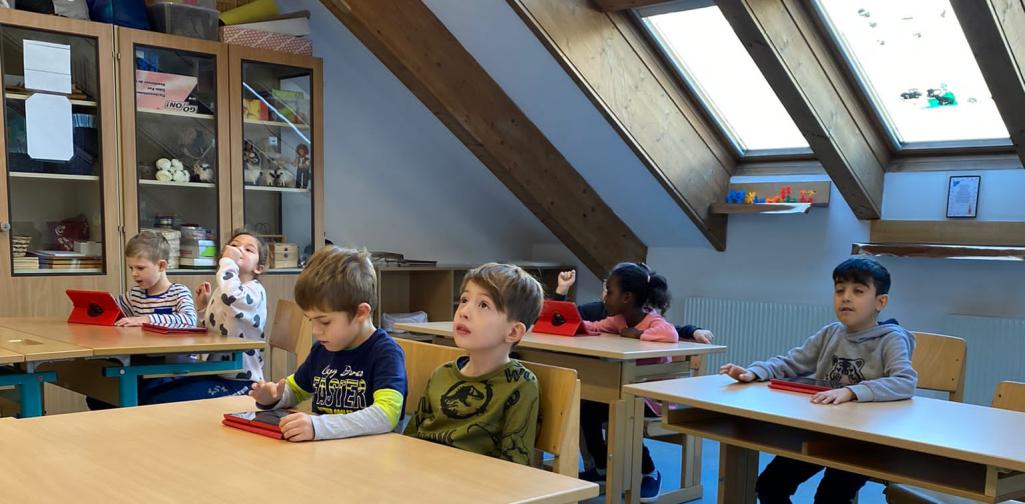 Kinder spielen eine Kahoot (=digitales Quiz)