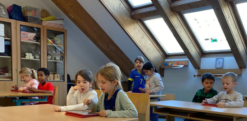 Kinder spielen ein Kahoot (= digitales Quiz)