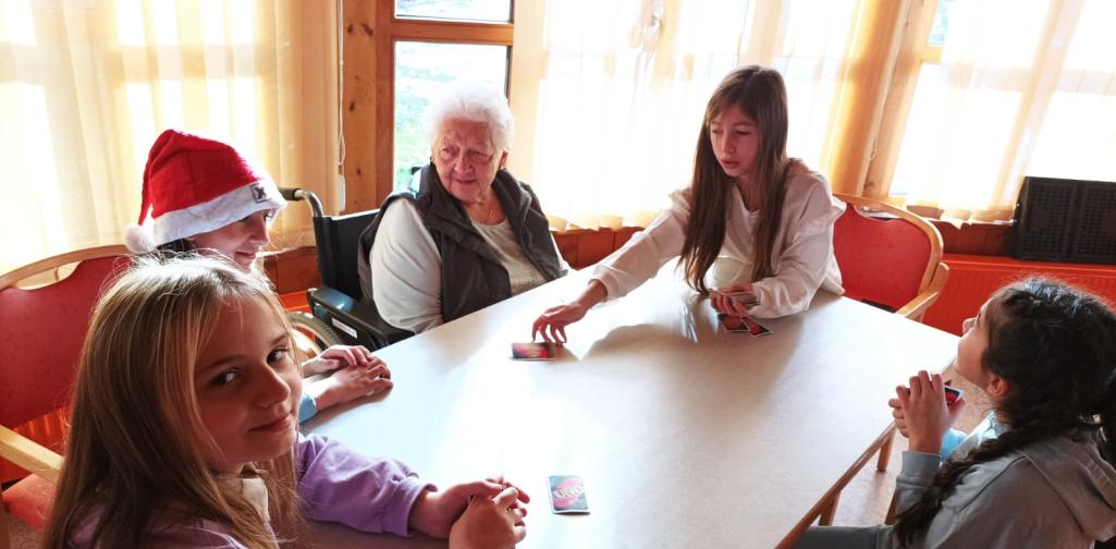 4c im Altersheim beim Spielen