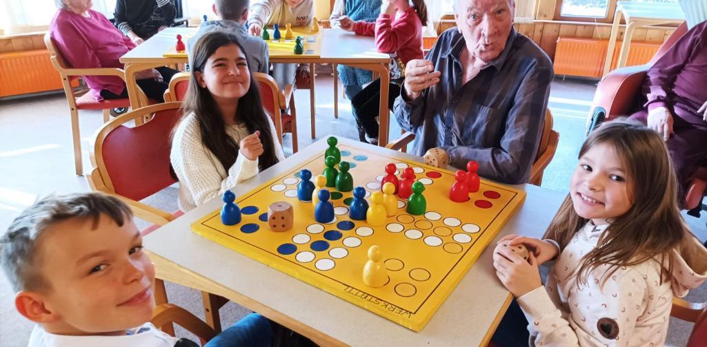 4c im Altersheim beim Spielen