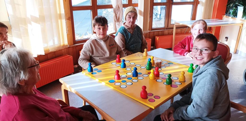 4c im Altersheim beim Spielen