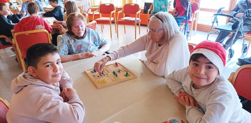4c im Altersheim beim Spielen