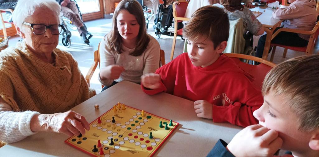 4c im Altersheim beim Spielen