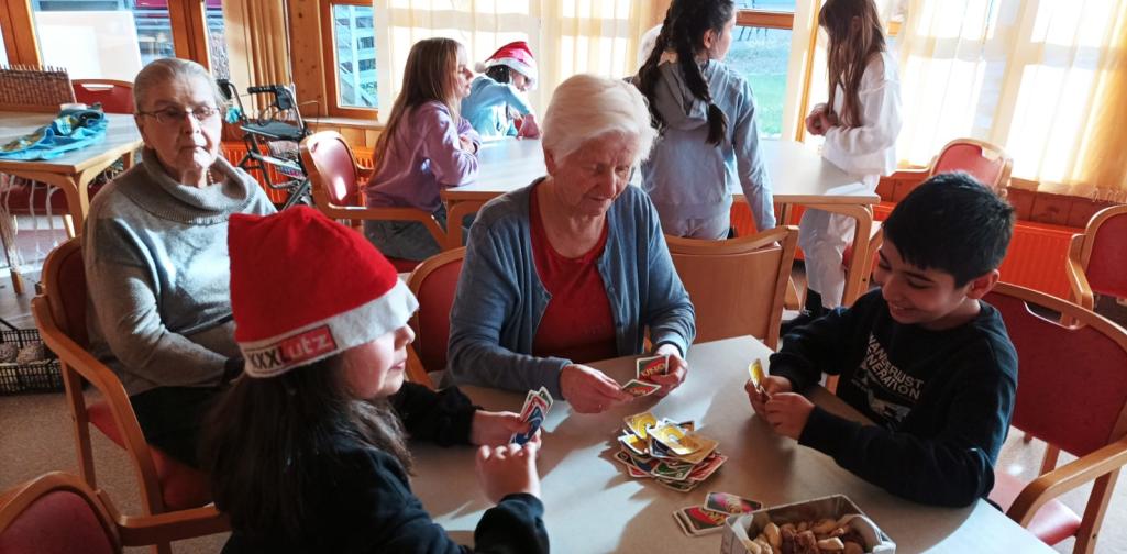 4c im Altersheim beim Spielen