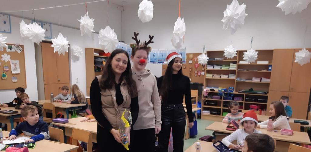 weihnachtlich verkleidete Mittelschüler