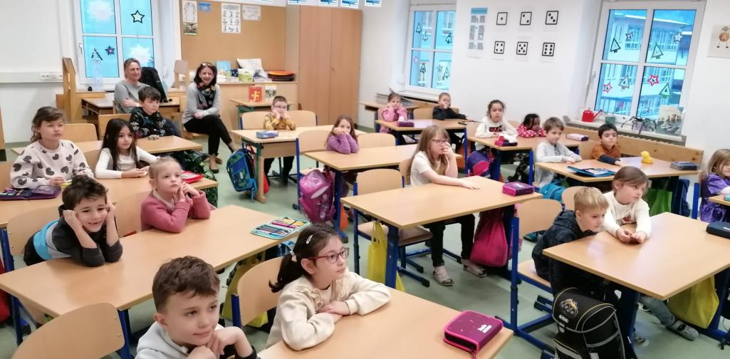 den Kindern wird vorgelesen