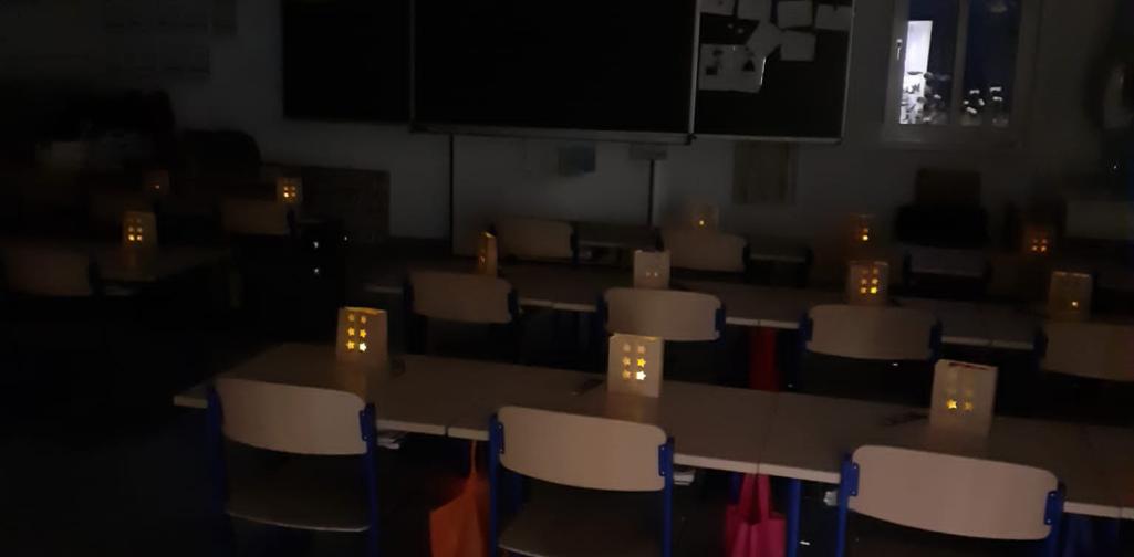 Klassenzimmer im Dunkeln, mit Laternen beleuchtet
