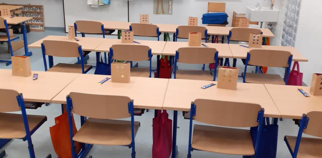 gebastelte Laternen stehen in der Klasse