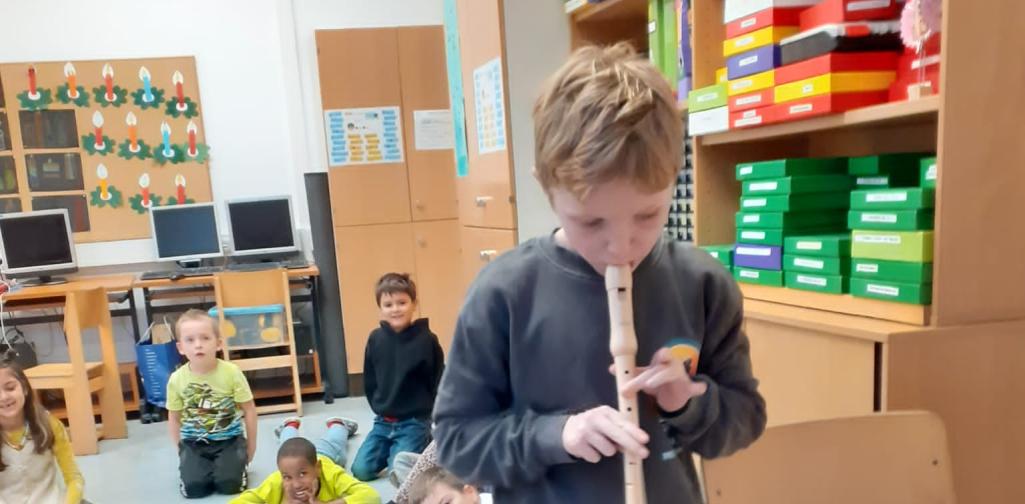 Kind spielt mit einer Blockflöte