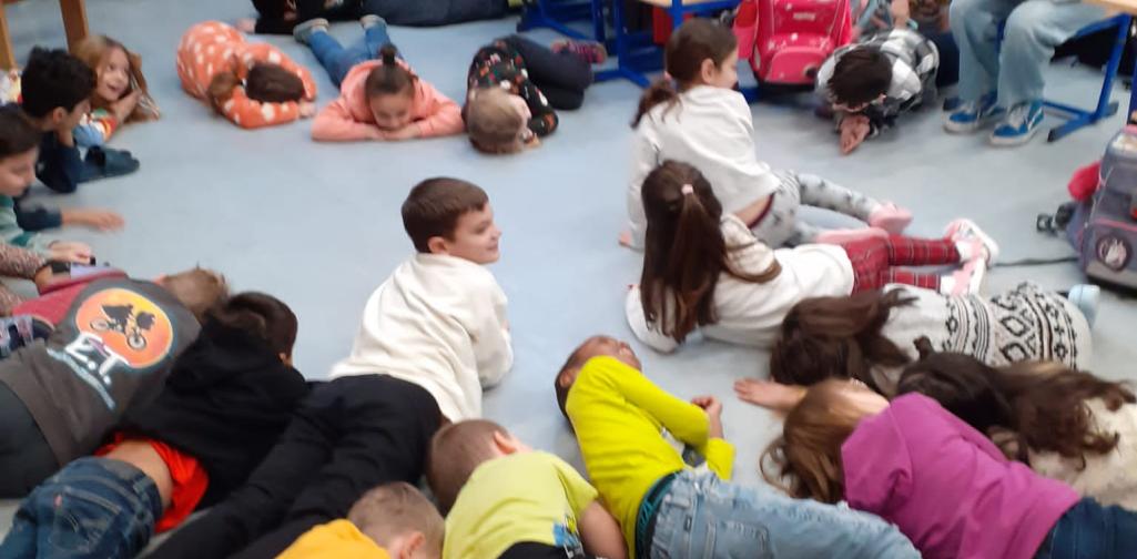 Kinder spielen das Bewegungsspiel