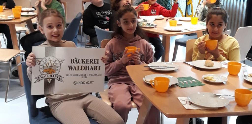 Kinder beim Frühstück in der öffentlichen Bücherei - gesponsert von der Bäckerei Waldhart