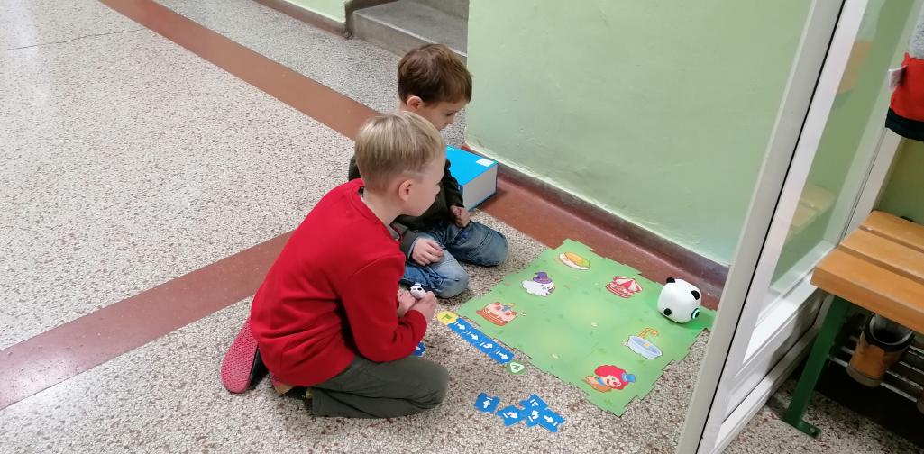 Kinder programmieren den TinyRobot