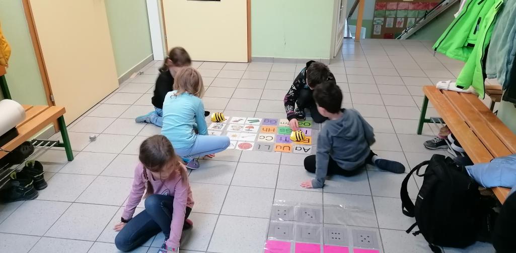 Kinder programmieren BeeBots