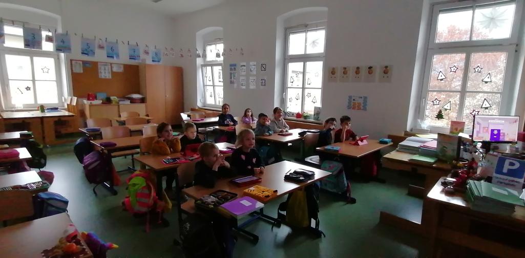 Kinder spielen ein Kahoot (= digitales Quiz)