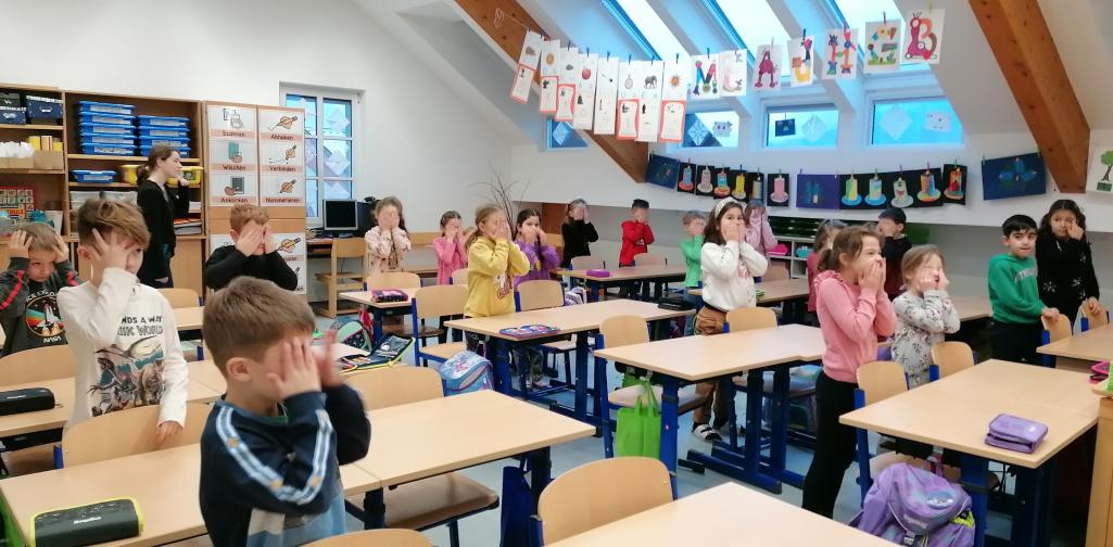 Kinder spielen das Bewegungsspiel