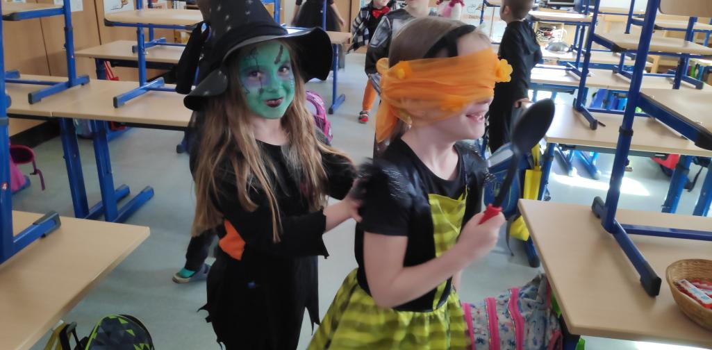 Fasching 2 KInder spielen Topfklopfen
