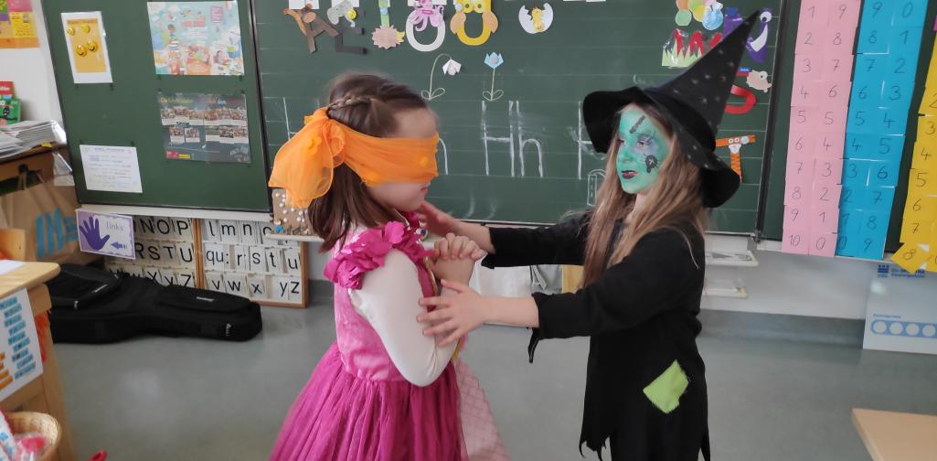 Fasching 1 Kinder spielen Topfklopfen