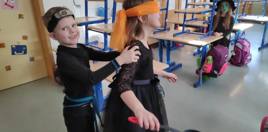 Fasching 3 Kinder spielen Topfklopfen