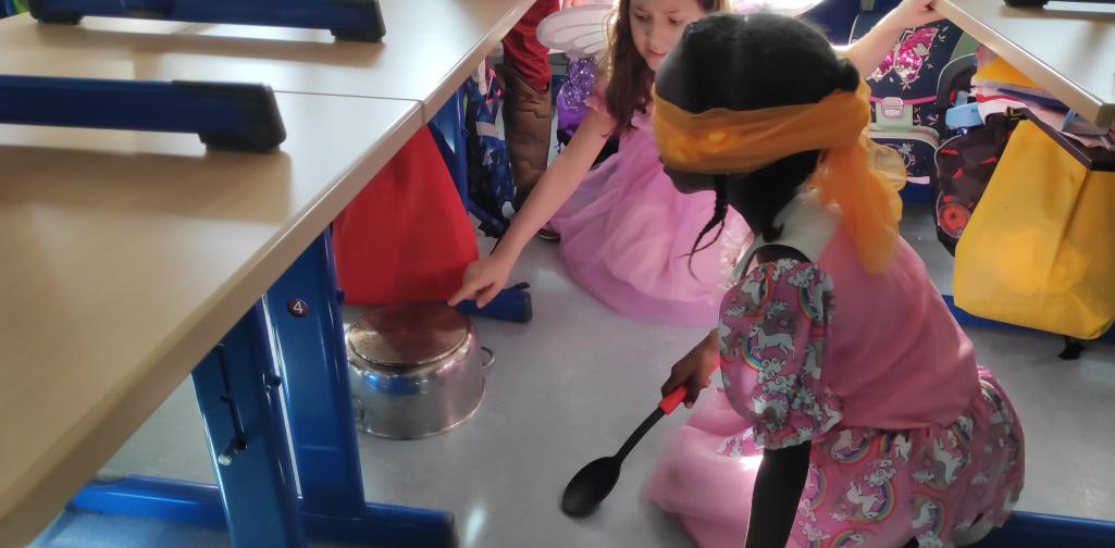 Fasching 4 Kinder spielen Topfklopfen