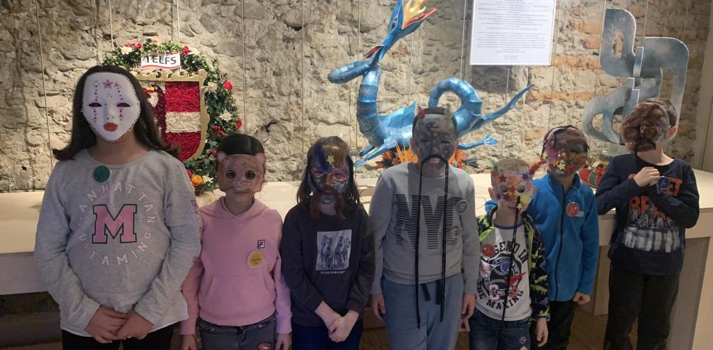Gruppenfoto Kinder mit selbstgebastelten Masken