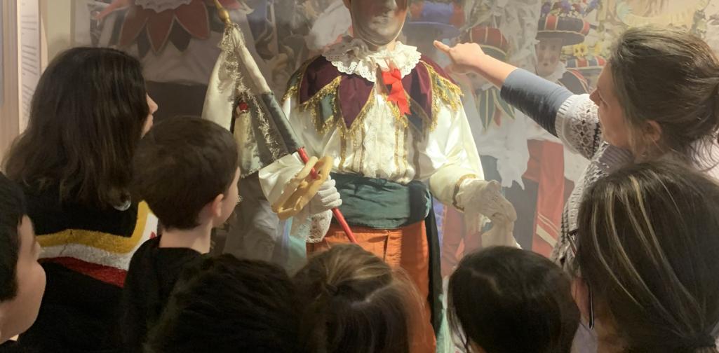 Kinder sehen sich die Schleicherfigur an