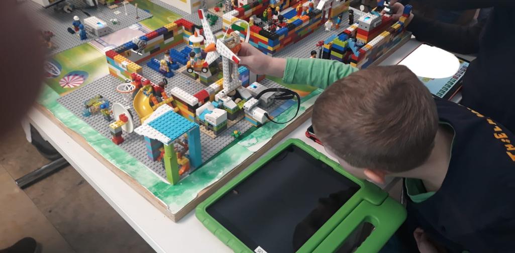 FLL 4 Das Windrad bekommt seine letzte Feineinstellung.