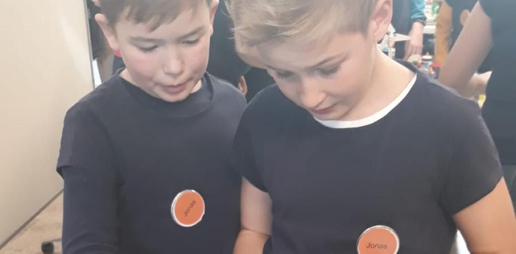 FLL 5 zwei Kinder beim Programmieren