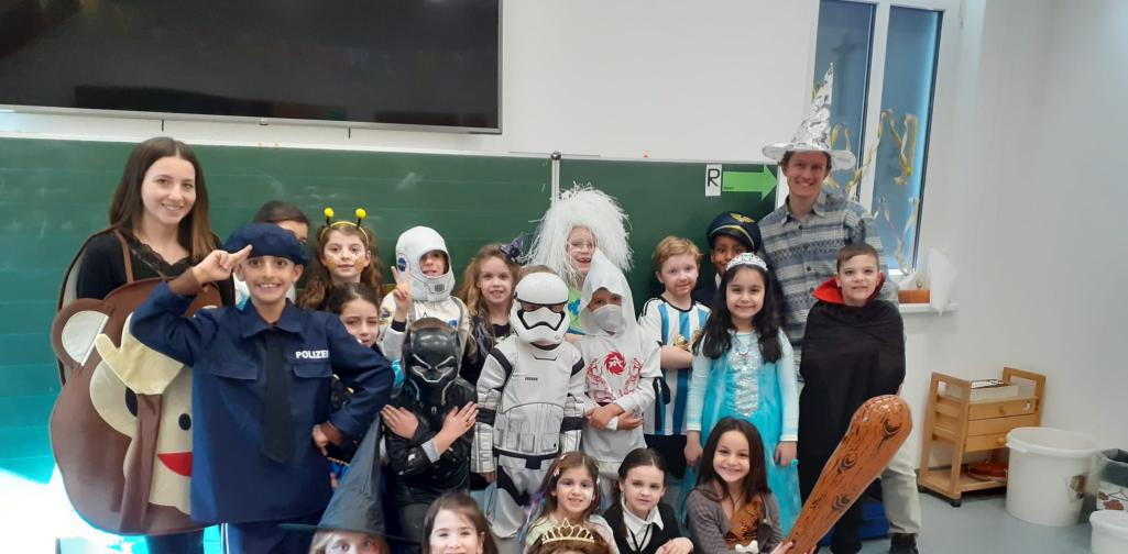 Fasching 1 Klassenfoto in Verkleidungen