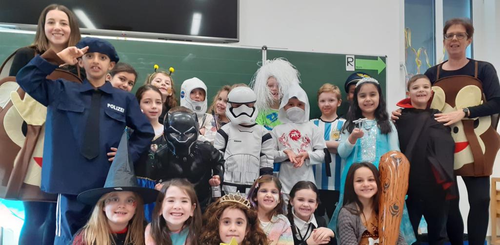 Fasching 2 Klassenfoto in Verkleidungen
