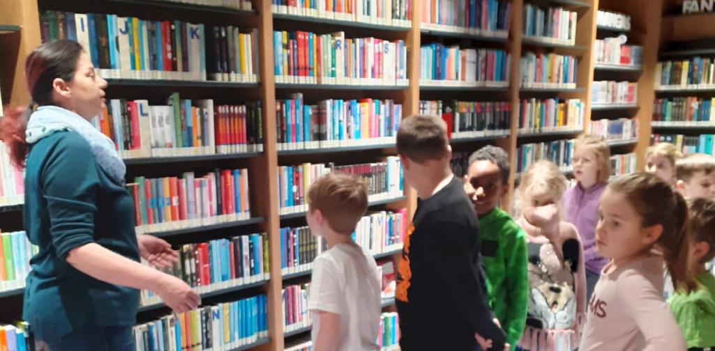 Bücherei Kinder erhalten eine Büchereiführung