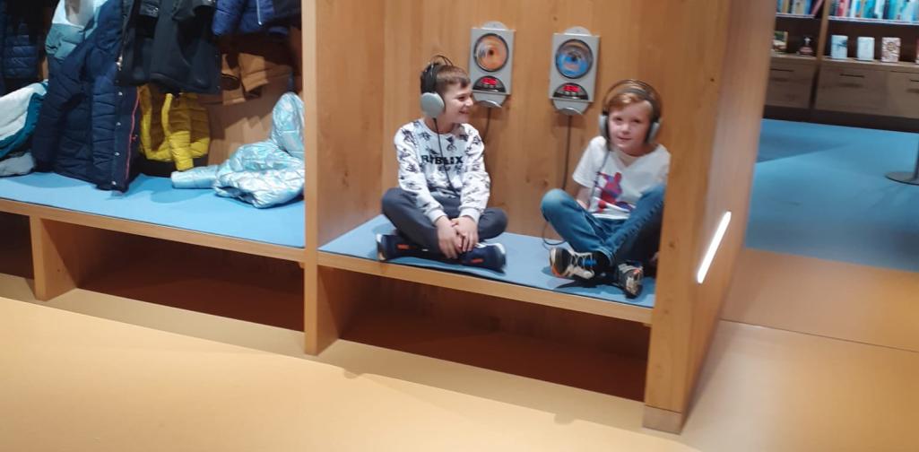 Bücherei 1 Kinder hören ein Hörbuch