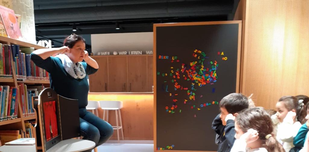 Bücherei 5 Kinder beim Ohren spitzen