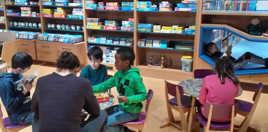 Bücherei 6 Kinder beim Spielen