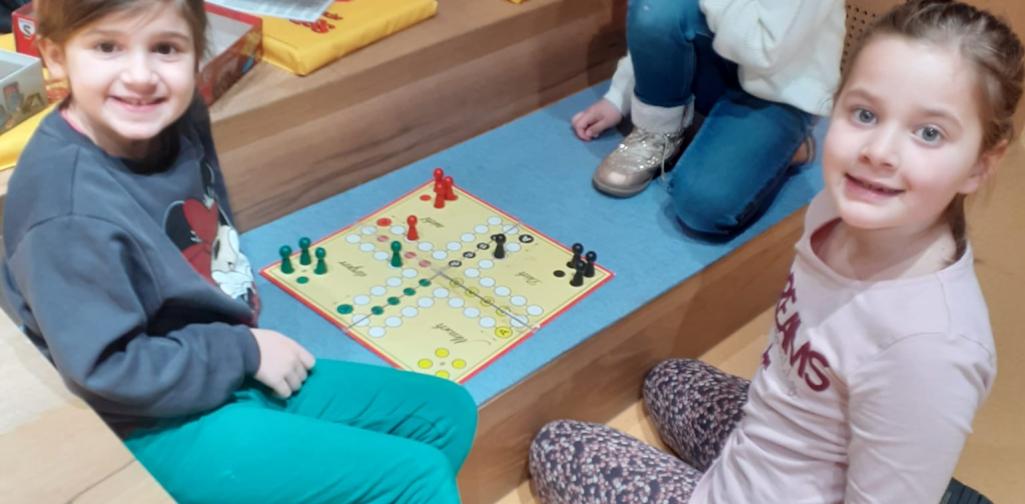 Bücherei 8 Kinder spielen Mensch ärger dich nicht