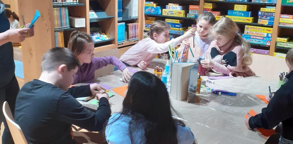 Bücherei 9 Kinder beim Basteln