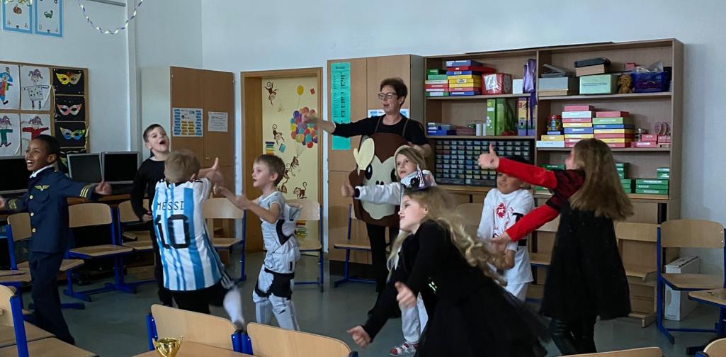 Faschig 3 Kinder spielen ein Faschingsspiel