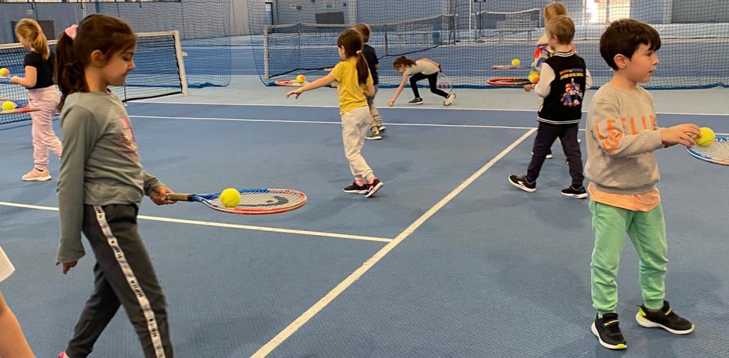 Tennis 2 Kinder dribbeln mit Schläger und Tennisball
