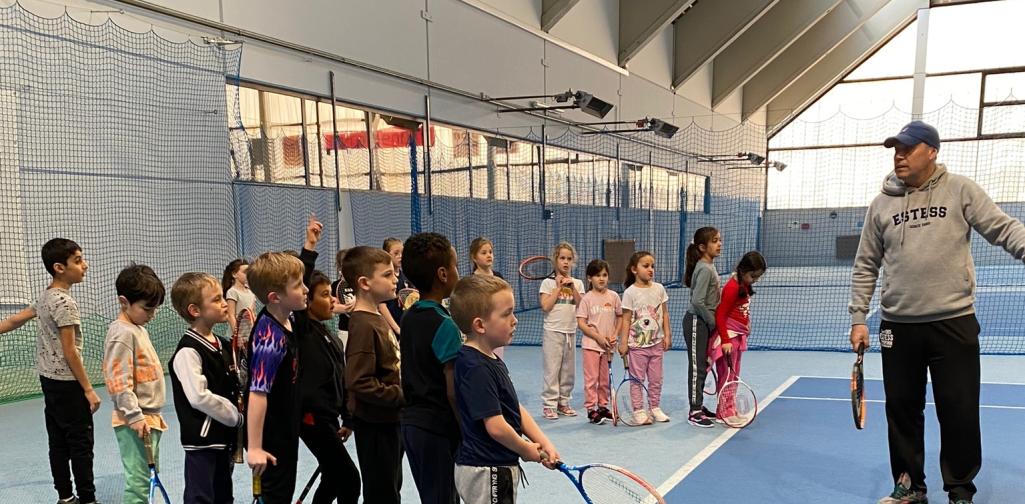 Tennis 2 Kinder bei einer Staffel