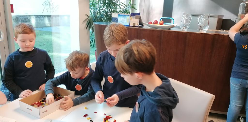 FLL 1 Kinder bauen konzentriert an einer Legofigur
