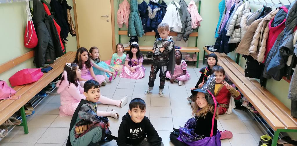 Fasching 6 Kinder sitzen im Sitzkreis