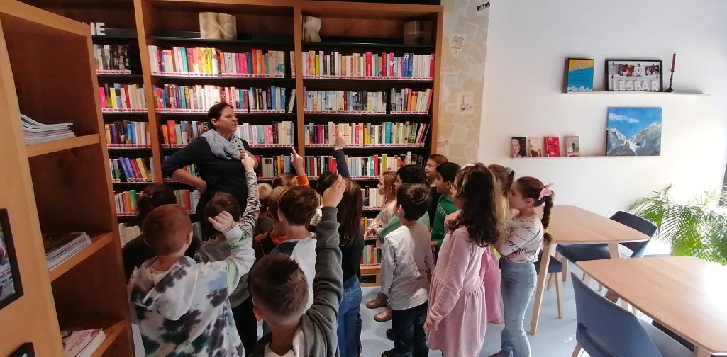 Bücherei 4 Kinder bei der Büchereiführung