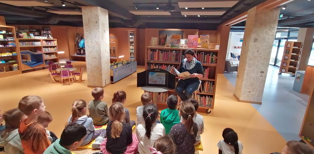 Bücherei 3 Kinder hören einer Geschichte zu